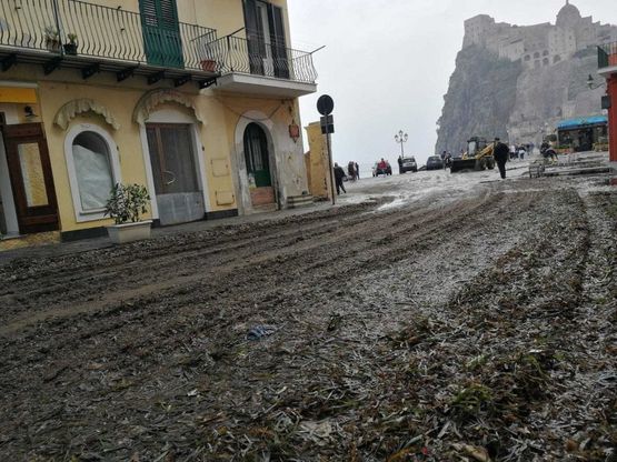  Ischia, dopo la mareggiata strade invase dalla posidonia