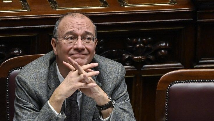 Stipendi differenziati ai prof e fondi privati, è scontro sulla scuola di Valditara. Landini: "Follia tornare alle gabbie salariali"