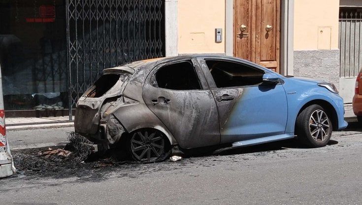 Un'auto bruciata, altre dieci danneggiate. Vandali in azione a San Jacopino