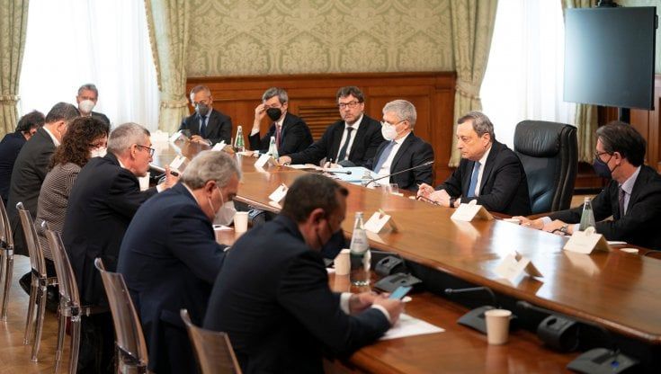 Decreto aiuti da 14 miliardi, bonus da 200 euro sotto i 35 mila euro. Il no dei Cinquestelle 