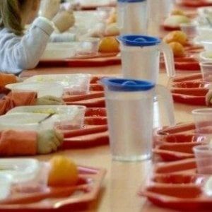 Casale: i piatti di plastica si sciolgono con il cibo, scatta il sequestro alla mensa scolastica