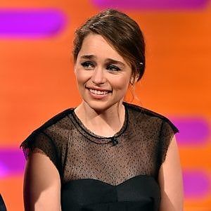Emilia Clarke dice addio a 'Trono di spade' con un tatuaggio con tre draghi