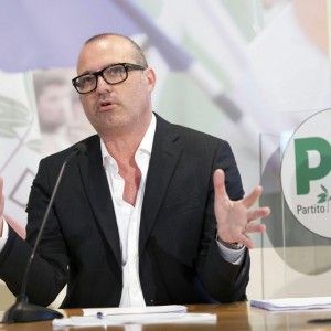 Bonaccini: "Taglier&ograve; ancora le spese della politica"