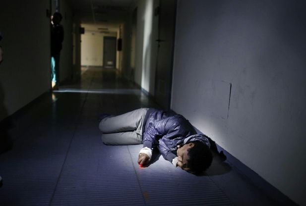 Immigrati, "Dormiamo per terra, senza acqua e luce", il ghetto a Roma