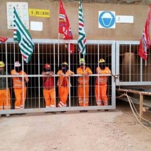Olmedo, quattro operai occupano i sotterranei della miniera