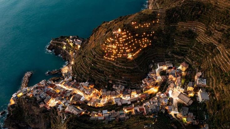 Cinque Terre, 250 figure sulla collina, acceso il presepe di Manarola, gratis Via dell’Amore