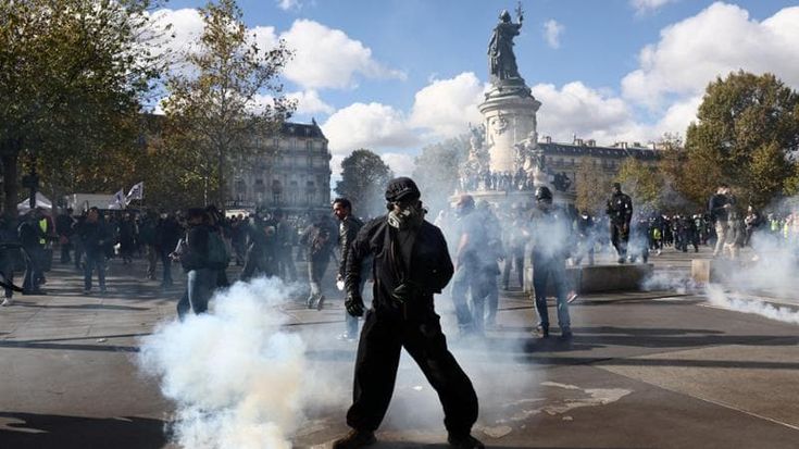 Francia, migliaia in piazza contro il carovita: “Prendiamo la Bastiglia”. Scontri a Parigi