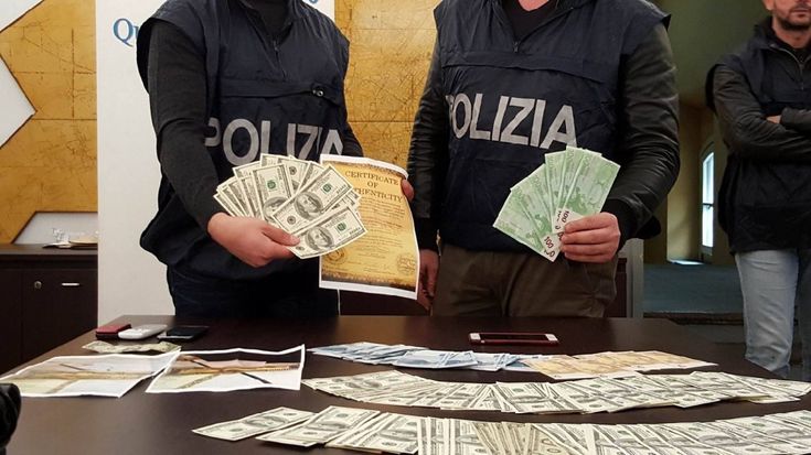 Milano, la fabbrica riconvertita a centrale del falso: fotocopiavano euro e dollari, 2 arresti