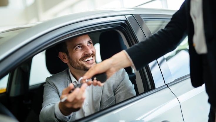 Crisi dei chip, l'allarme di Aniasa: “Mancano le auto a noleggio”