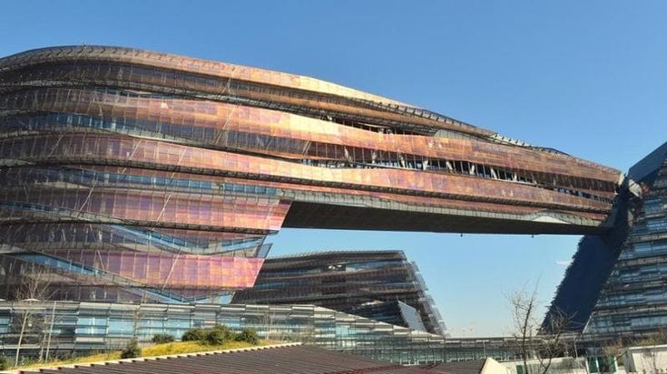 Milano in mano compie 60 anni: le novità e la stessa ironia nella Bibbia delle guide