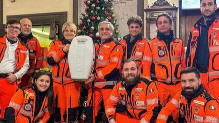 Federico Chiesa dona alla Misericordia di Firenze un apparecchio per le rianimazioni