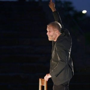 La magia di Lavia nel teatro assediato dagli incendi