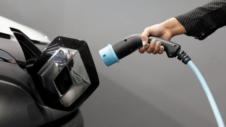 Sostegni bis, in arrivo altri 300 milioni per gli incentivi auto. Con sfratti bloccati stop all'Imu per il 2021