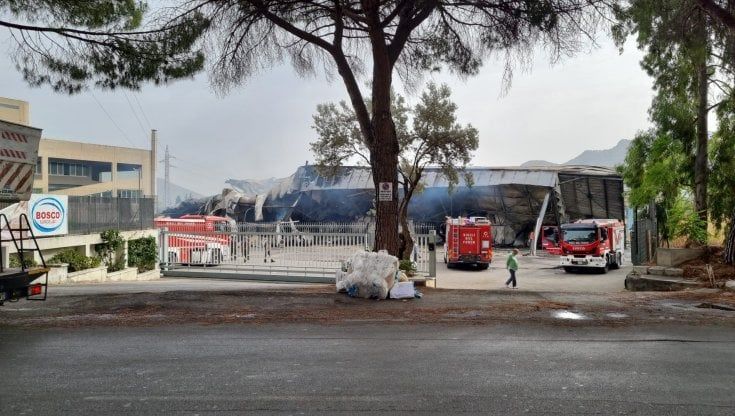 Palermo, incendio in un capannone di via La Malfa: chiusa la strada