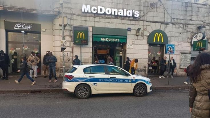 “Soffro di endometriosi e McDonald’s mi ha licenziata”. Causa contro il colosso del fast food