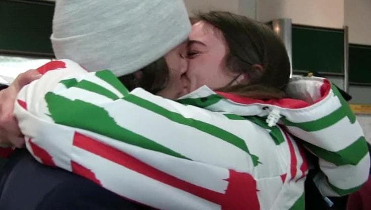 Pechino 2022, il rientro in Italia dell'oro nel curling Constantini: il bacio con il fidanzato