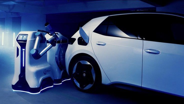 Sorpresa, l'auto elettrica la ricarica il robot