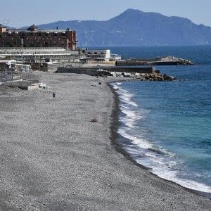 Ombrelloni a cinque metri, la Liguria è preoccupata