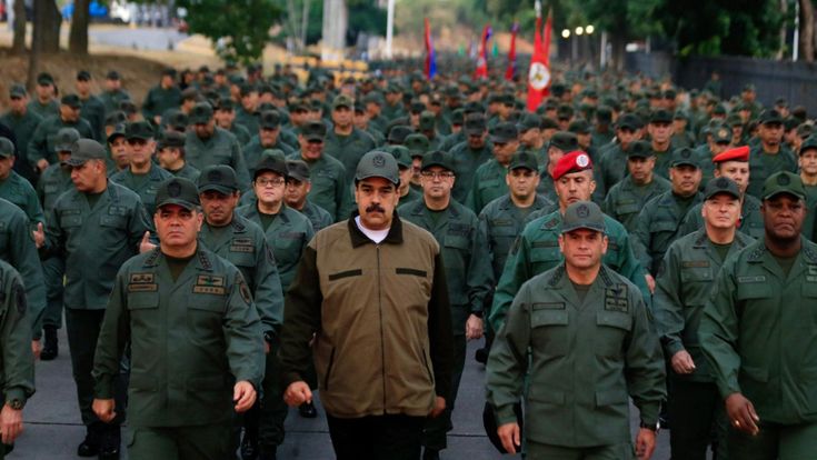 Caos Venezuela, Guaidó in difficoltà. Maduro ai militari: “Pronti a combattere”