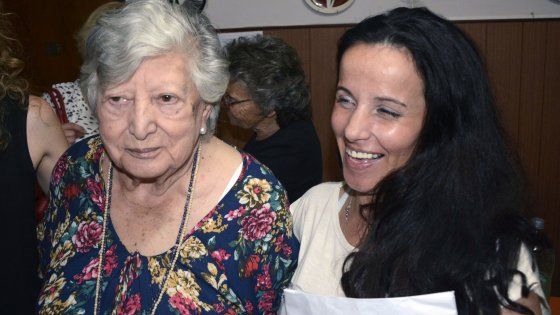Argentina, fondatrice delle "Abuelas de Plaza de Mayo" ritrova nipote dopo 39 anni