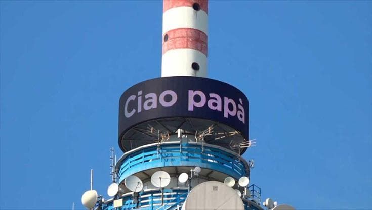 Addio a Berlusconi, l'omaggio sulla torre Mediaset: "Ciao papà"