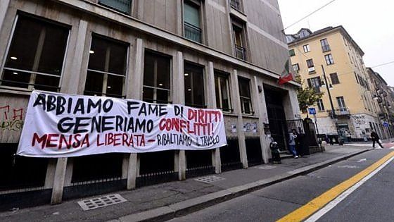 Torino, 7 condannati per rapina dopo l'assalto alla mensa universitaria: "Oggi mangiamo gratis"