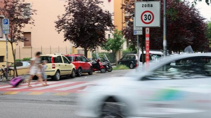 "È la strada giusta”. “No, si va piano per i cantieri”. Le reazioni al bilancio su Città 30