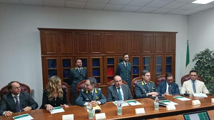 Manifesti in Campania contro il governo, faro della Corte dei conti. E De Luca rischia il processo per le smart card