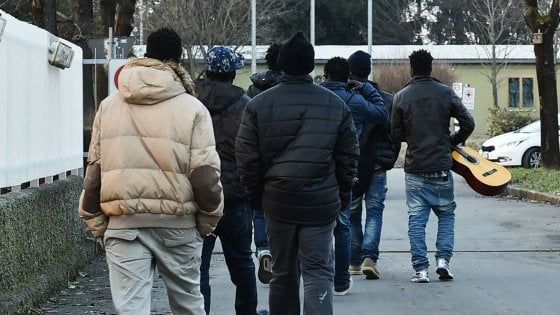 Migranti Milano, linea dura della prefetta: profughi in tutti i Comuni vicini, 7 giorni poi si passa alle impronte