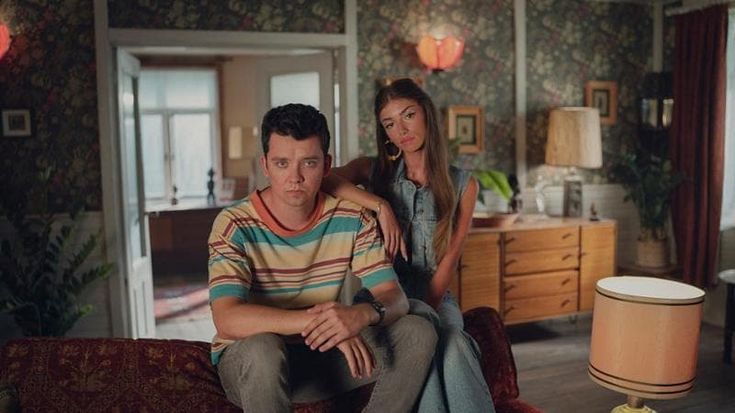 ‘Sex Education 4’, Asa Butterfield torna con le lezioni di sesso per l’ultima volta. L’autrice: “Abbiamo aiutato i ragazzi ad aprirsi sui tabù”