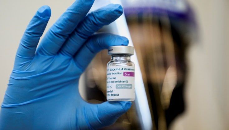 Poche scorte, stop ad AstraZeneca per garantire i richiami