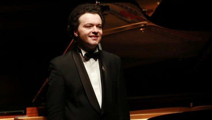 A Bologna il concerto del pianista moscovita Evgeny Kissin: "Suonate i russi contro Putin"