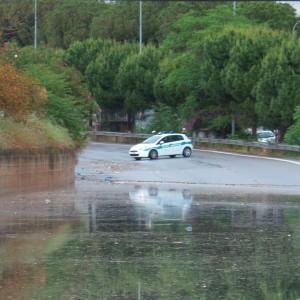 Nubifragio su Palermo: allagamenti, auto in trappola, crollo al centro commerciale