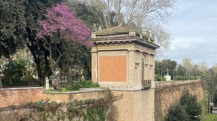 Quell’ascensore inaugurato e poi dimenticato nel cuore di Villa Borghese