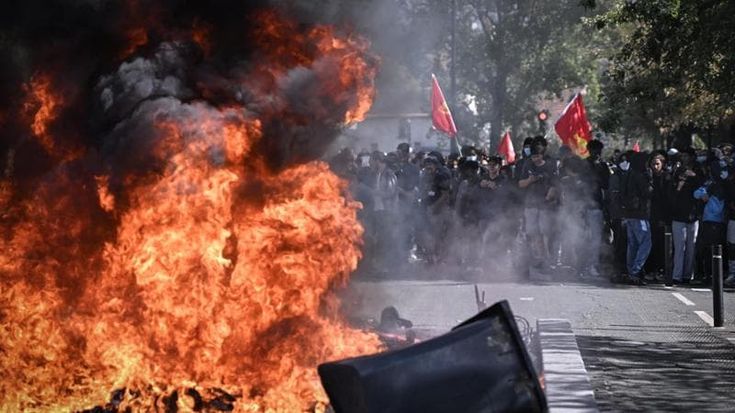 Protesta degli studenti in Francia: preside attaccato a Marsiglia. Le Pen accusa Mélenchon