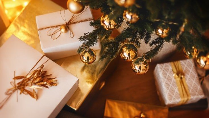 Sotto l’albero di Natale almeno otto regali a testa
