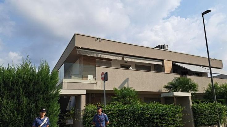 Sergio Ruocco, primo sopralluogo dei carabinieri nella casa dove viveva con Sharon Verzeni: “Non hanno preso i pc”. Gli inquirenti: “Non è indagato”