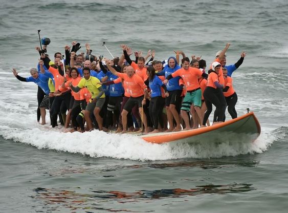 In 66 sulla stessa tavola: il record dei surfisti