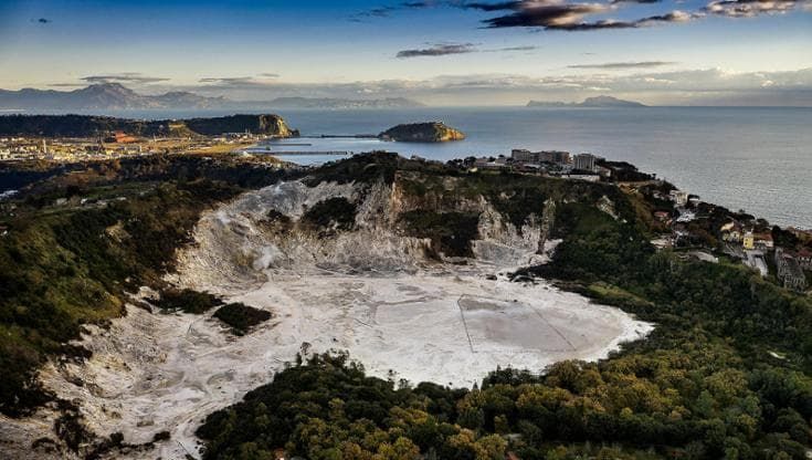 Campi Flegrei, il sindaco di Pozzuoli frena sulla geotermia: “Contrari alle trivellazioni”