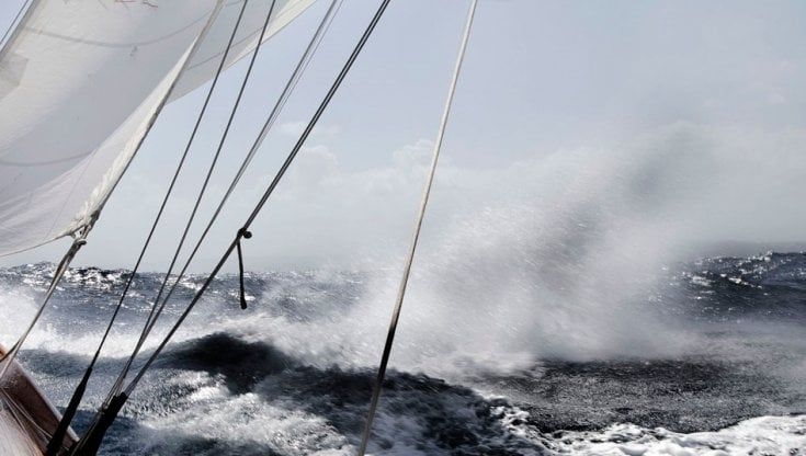 Troppo vento a Ostia, barca a vela rischia di schiantarsi sulla scogliera: soccorse due persone