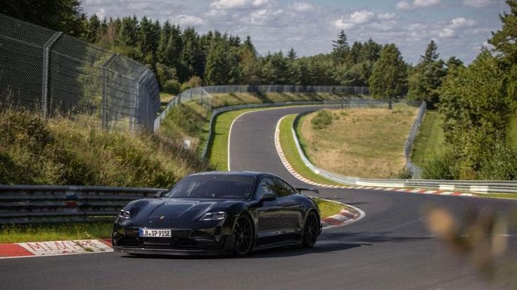 L’incredibile record della nuova Porsche Taycan pre-serie al Nürburgring