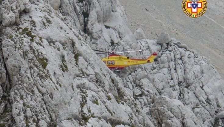Incidente sul Gran Sasso, perde la corda e precipita per 31 metri: morto fotografo romano di 30 anni