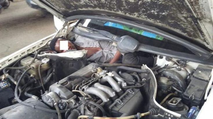 Ceuta, migrante nascosto nel motore dell'auto per entrare in Spagna