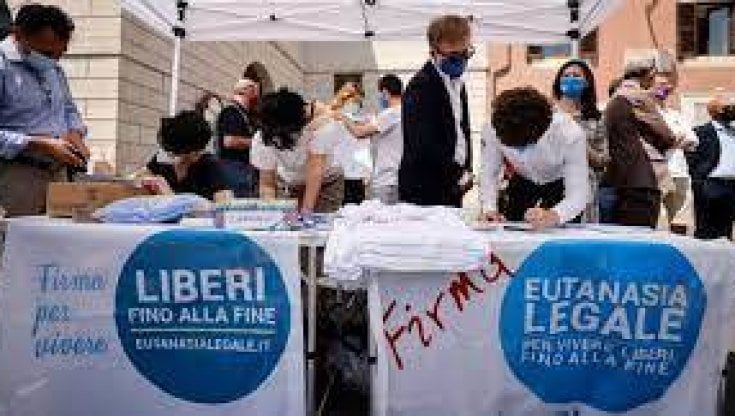Legge sull'eutanasia,  per il referendum raccolte già 100mila firme