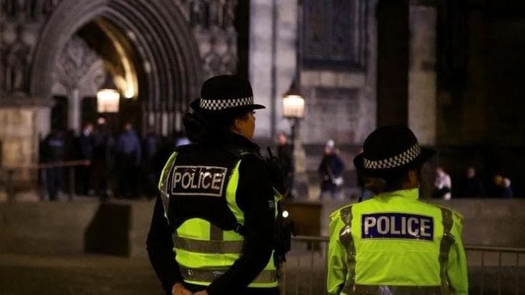 Londra, ambulanze a fuoco davanti alla sinagoga. Starmer: “Orrendo atto antisemita”