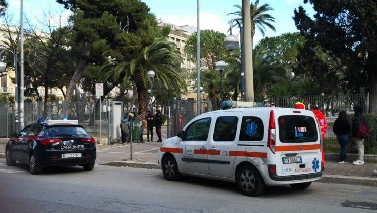 Anziano muore su una panchina nel parco nel centro di Bari: malore nella giornata più fredda