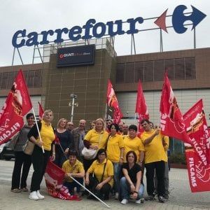 Mattinata di protesta per i lavoratori di Carrefour a Trofarello 
