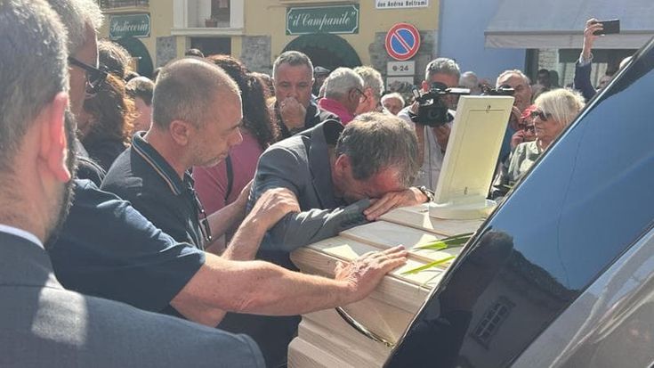 Lacrime al funerale di Federico Gualtieri, tra i sub morti alle Maldive. Il padre: “Ho perso tutto”