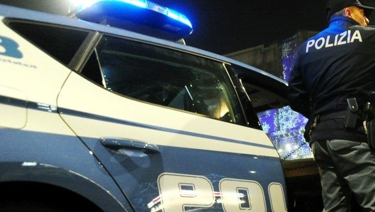 Lancia benzina contro l'ex compagna e tenta di darle fuoco, la donna salvata da un automobilista di passaggio