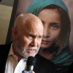 McCurry a Bologna: " Le mie foto contro le discriminazioni: dicono che sono tutti umani come noi"